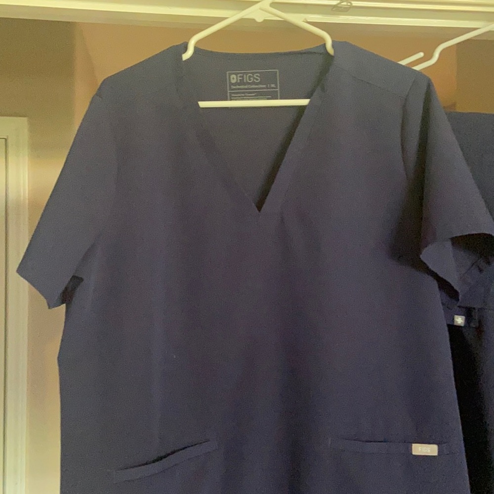 Figs scrub top